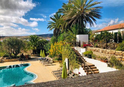 Villa con piscina y amplios jardines en el árido paisaje del sur de la isla