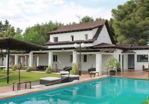 Finca amplia con piscina y jardines