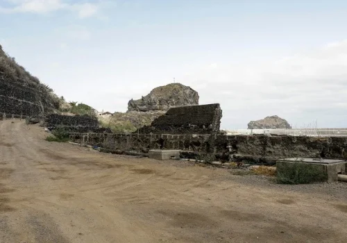 Espacio abandonado al lado del mar