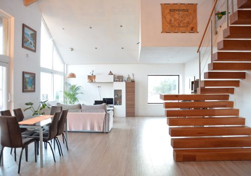 Chalet con techo a triple altura