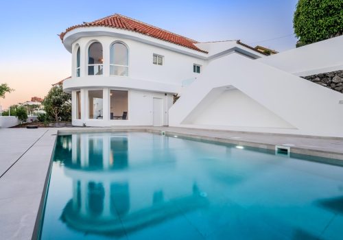 Villa estilo mediterráneo con vistas a mar y montaña.