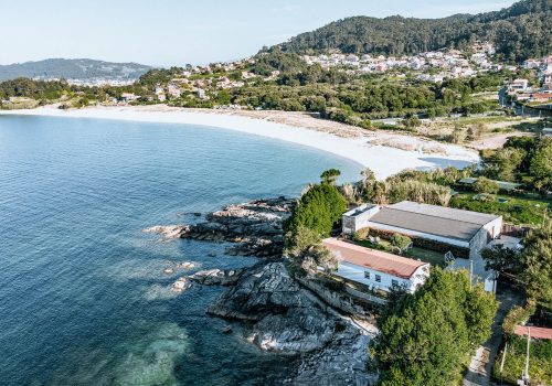 Casa familiar entre naturaleza y encima del mar
