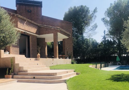 Casa familiar de ladrillos con amplio jardín.