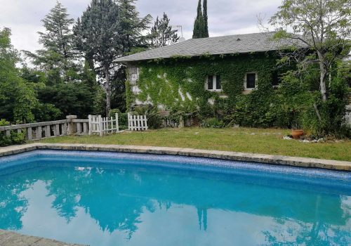 Casa de piedra con piscina