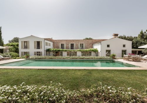 Finca cálida con piscina ideal para rodajes.