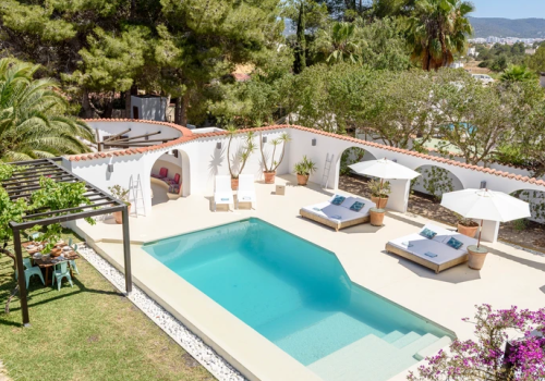 White villa de lujo con piscina para rodajes