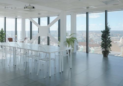 Multiespacio moderno con vistas a ciudad