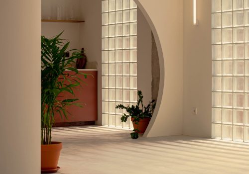 Espacio de diseño en planta baja con mucha luz natural