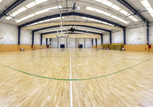Colegio para rodajes con zonas deportivas