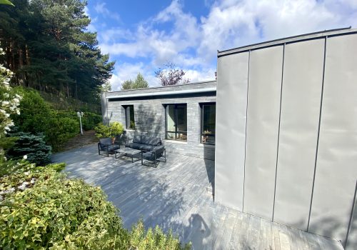 Casa estilo moderno rodeada de bosques