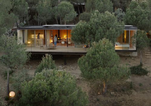 Casa de arquitectura atemporal de madera rodeado de naturaleza