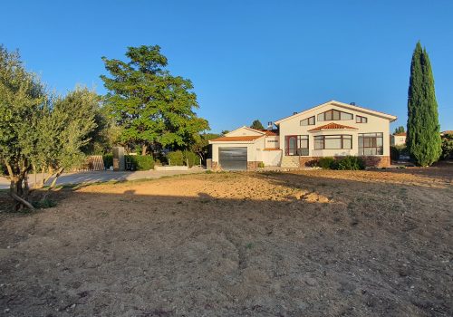 Casa estilo familiar con piscina y jardines