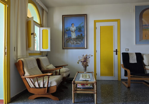 Casa de estilo ecléctico & diseño entre colores y naturaleza
