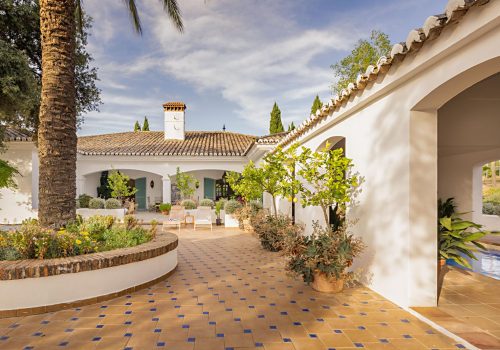 Vivienda de estilo colonial y señorial con piscina