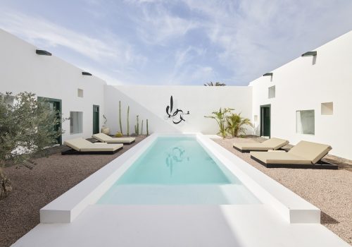 Casa minimalista de diseño con piscina