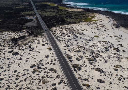 Carreteras con paisaje volcánico cerca del mar