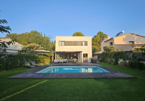 Casa con espacios abiertos , piscina y luz natural