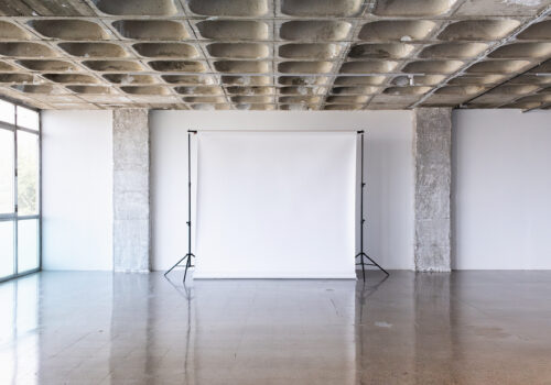 Espacio estilo industrial con mucha luz natural