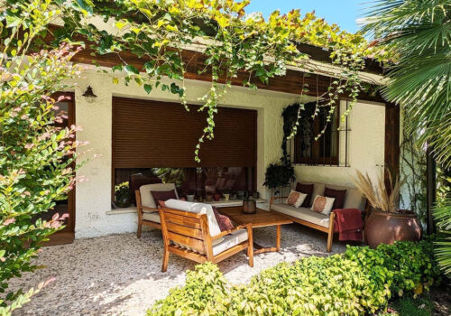 Casa estilo 70s con piscina y jardín único