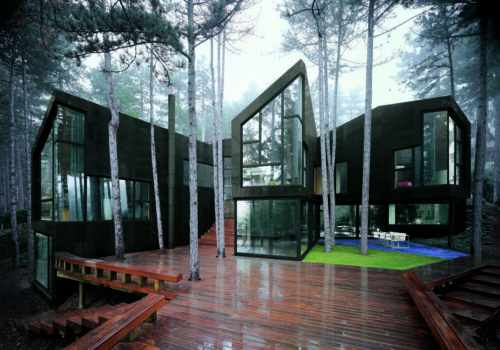 Casa interior colorista & futurista entre bosque