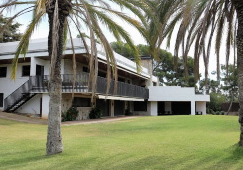 Villa arquitectura estilo 70s entre bosques