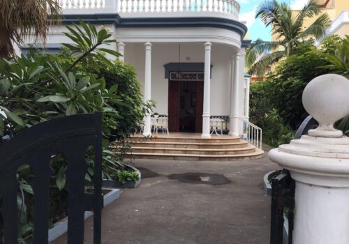Casa de 1925 de estilo señorial con jardines