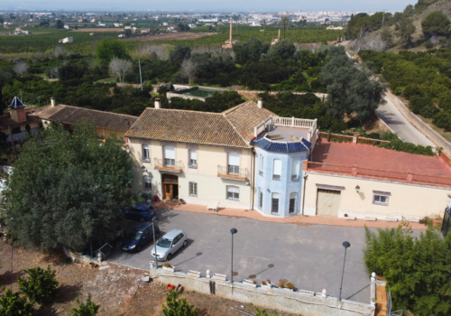 Casa histórica con piscina y jardín mediterráneo