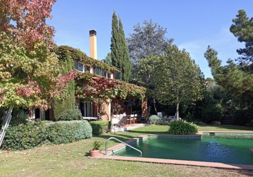Casa de estilo 70s & elegante con jardín y piscina