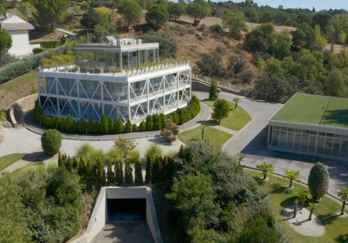 Villa blanca de diseño con piscina
