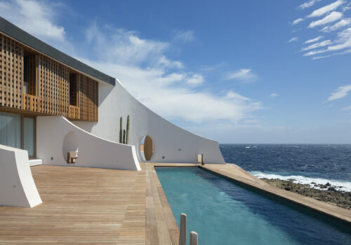 Design House con piscina frente mar