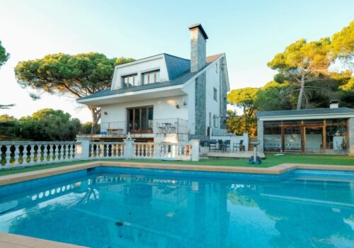 Casa familiar con jardín y piscina