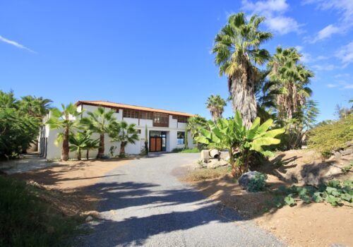 Casa estilo familiar con piscina entre jardines