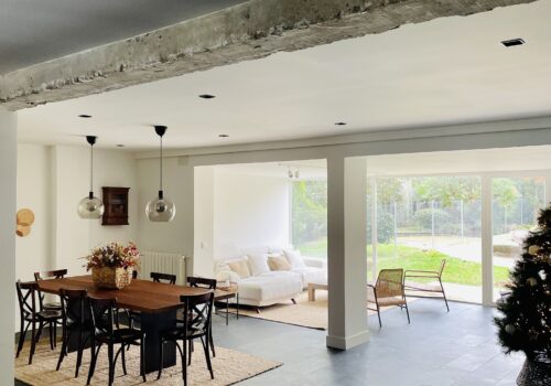 Casa industrial y amplia con jardín espectacular