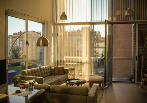 Loft en dúplex con grandes ventanales de 6m. de altura y terraza