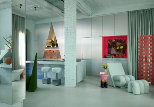 Casa de estilo vanguardista con suelos hidráulicos