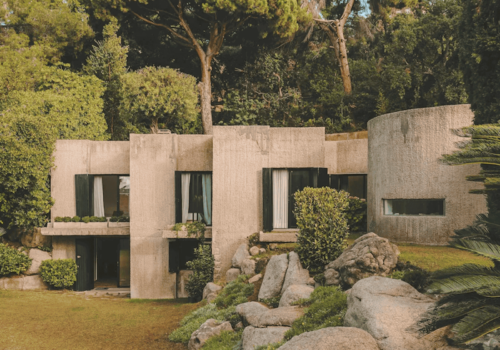 Casa Brutalista entre jardines con piscina