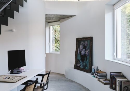Casa redonda blanca con influencia japonesa