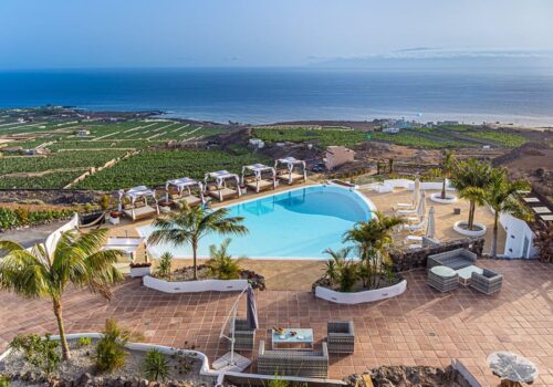 Finca aislada con piscina frente plataneras y mar
