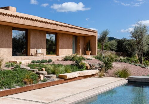 Casa mediterránea terracota con piscina