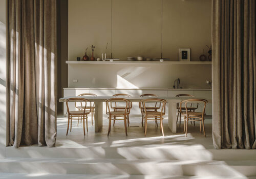 Oficina & showroom con paleta de materiales en bruto