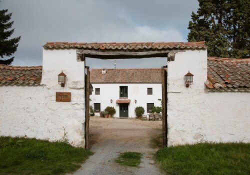 Finca arquitectura castellana con piscina y capilla