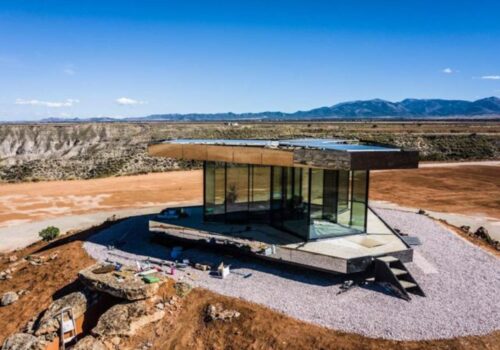Espacio futurista en el desierto