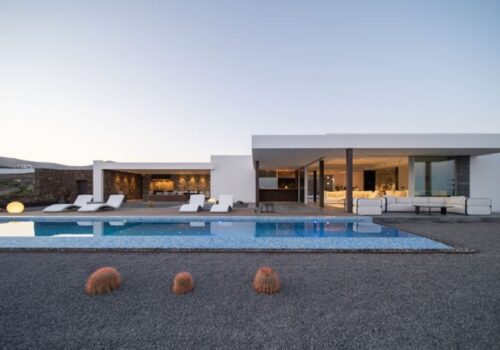 Villa moderna con paisaje volcánico