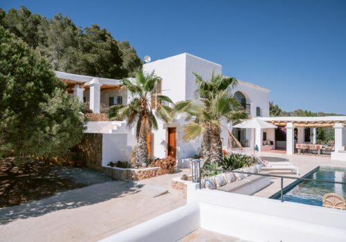 Finca ibicenca del año 1700 renovada: un escenario natural único