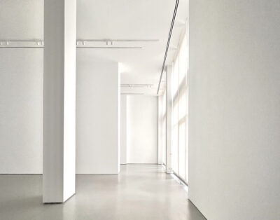 Espacio & galería minimalista con luz natural y jardín privado