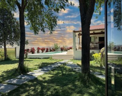 Casa estilo mediterráneo con jardín y piscina
