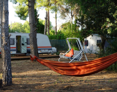 Finca con caravana y caseta de madera para rodajes