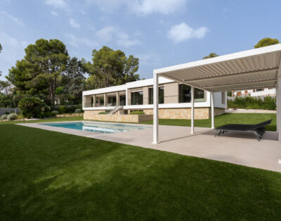 Casa blanca minimalista entre bosque con piscina