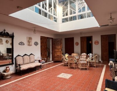 Casa señorial con suelos hidráulicos y vigas de madera