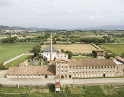 Fábrica industrial con ladrillo visto y detalles modernistas